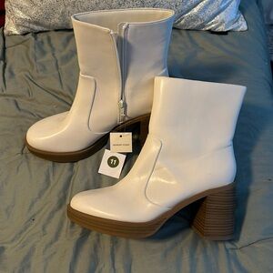 Universal thread off white boots